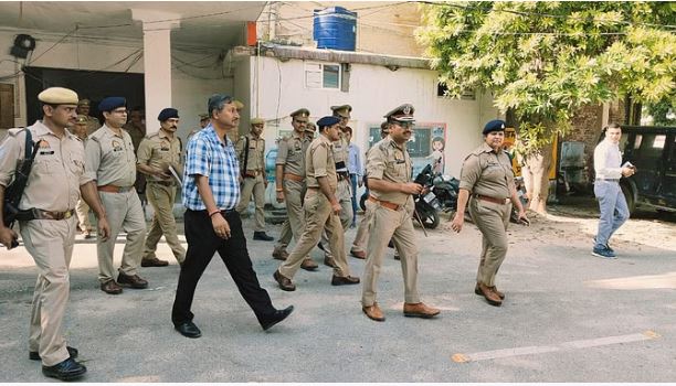कानपुर पुलिस की लापरवाही: कूड़ेदान में मिली महिला अपराधों से जुड़ी फाइल्स, दरोगा समेत दो पुलिसकर्मी निलंबित