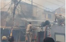 नोएडा में फर्नीचर की दुकान में लगी आग: लाखों का माल जलकर राख, दमकल की कई गाड़ियों ने 1 घंटे में काबू पाया