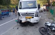 चमोली में टेंपो ट्रैवलर ने बाइक को मारी टक्कर, दो पुलिसकर्मियों समेत तीन लोगों की मौत