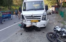 चमोली में टेंपो ट्रैवलर ने बाइक को मारी टक्कर, दो पुलिसकर्मियों समेत तीन लोगों की मौत