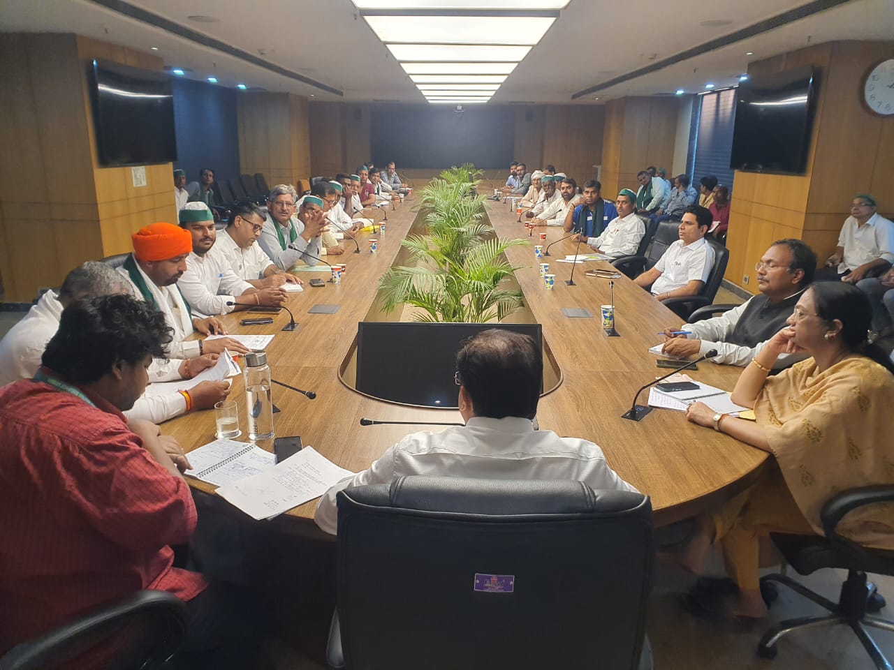 भारतीय किसान यूनियन के 31 सदस्यीय प्रतिनिधिमंडल की ग्रेटर नोएडा विकास प्राधिकरण कार्यालय में हुई