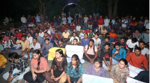 IIT BHU छेड़छाड़: बाउंड्रीवॉल के विरोध में छात्रों का संपर्क अभियान, 6 नवंबर को विश्वविद्यालय बंद का ऐलान