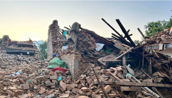 नेपाल में भूकंप से मची तबाही, दहशत में सड़क पर रात गुजारने को मजबूर हुए सैकड़ों पीड़ित