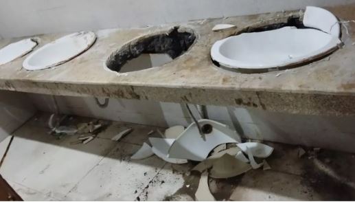 नोएडा के जिला अस्पताल में टॉयलेट की सिंक तोड़कर टोटी चोरी