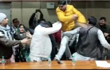 शामली में बोर्ड बैठक में सभासदों में हुई जमकर मारपीट, पुलिस के सामने चले लात-घूसे, Video Viral