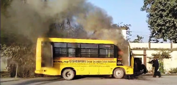 हल्द्वानी: स्कूल बस में लगी आग, 35 बच्चे थे सवार