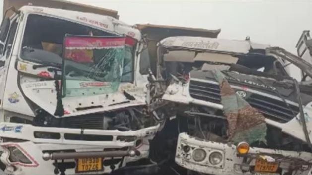 बुंदेलखंड एक्सप्रेसवे पर कोहरे के कारण टकराए कई वाहन, तीन ट्रकों में लगी आग; ड्राइवर जख्मी