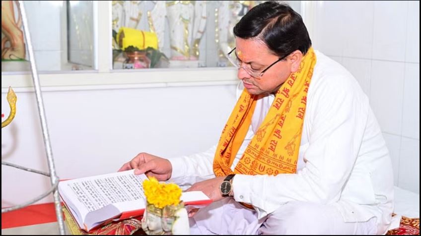 उत्तराखंड के CM पुष्कर सिंह धामी ने घर पर किया रामचरित मानस का पाठ