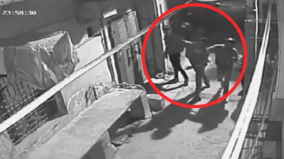 Delhi Crime: द्वारका में बदमाशों के हौसले बुलंद, घर पर ताबड़तोड़ बरसाई गोलियां, CCTV में कैद हुई घटना