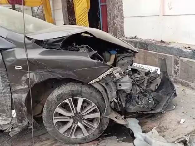 Ghaziabad Accident: डिवाइडर से टकराकर सड़क किनारे खड़ी दो कार में इनोवा ने मारी टक्कर, दो सिपाही की मौत