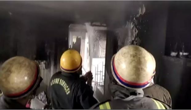 नोएडा के सेक्टर-25 में एक मकान की दूसरी मंजिल पर लगी भीषण आग, दमकल की चार गाड़ियां मौके पर