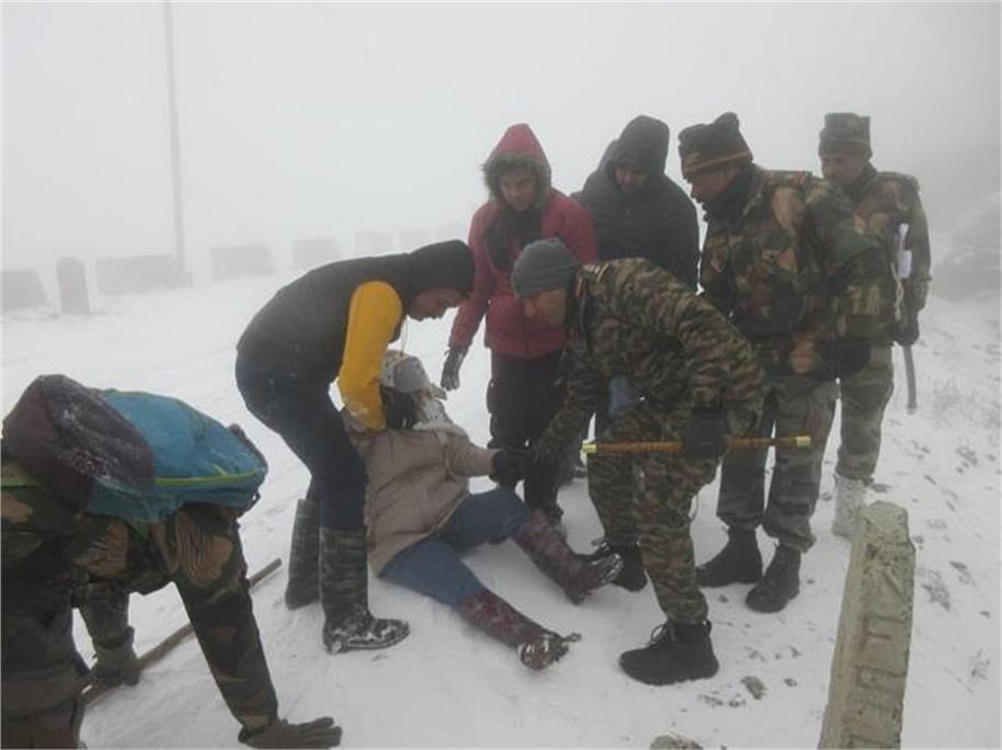 माइनस डिग्री तापमान में भारतीय सेना ने कायम रखा जज्बा, बर्फबारी में फंसे 500 पर्यटकों को बचाया
