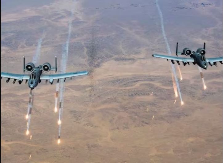 अमेरिका के इंतकाम से इराक-सीरिया में कत्लेआम! एयरस्ट्राइक में 85 ठिकाने तबाह, कितने ईरानी लड़ाके मारे गए?
