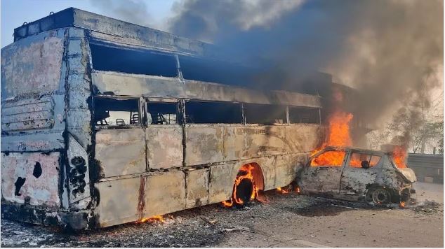 डिवाइडर से टकराई बस में जा घुसी स्विफ्ट, यमुना एक्सप्रेसवे पर कार में सवार 5 लोग जिंदा जले