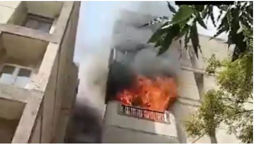 दिल्ली के द्वारका इलाके में अपार्टमेंट में आग, चौथी मंजिल से कूदीं 2 महिलाएं; 1 की मौत