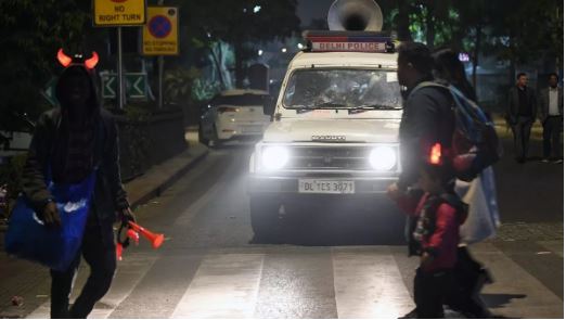 भीड़ के बीच युवक को चाकू घोंप-घोंप कर मारा, दिल्ली में खौफनाक मर्डर का वीडियो वायरल