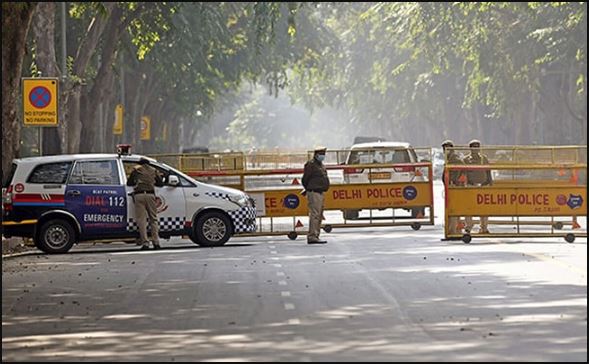 दिल्ली-नोएडा बॉर्डर पर रेंग-रेंग कर चल रहीं गाड़ियां, लगा लंबा जाम, किसानों के प्रदर्शन को देखते हुए क्रेन, बुलडोजर, वज्र वाहन तैनात
