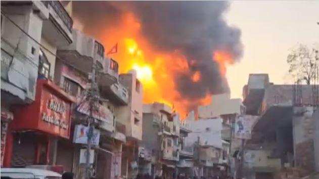 दिल्ली के अलीपुर में बड़ा हादसा, पेंट फैक्ट्री में लगी आग, 11 लोगों की जलकर मौत