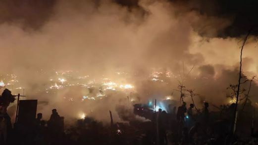 दिल्ली के शाहबाद डेयरी इलाके में लगी भीषण आग, 130 झुग्गी जलकर खाक