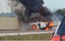 फ्लोरिडा हाईवे पर क्रैश हुआ प्राइवेट जेट, 2 लोगों की मौत, एयरक्राफ्ट जलकर खाक, वीडियो वायरल