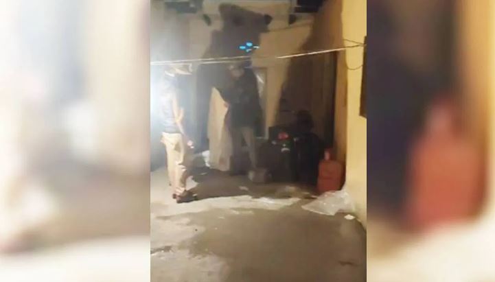 ग्रेटर नोएडा में बंद कमरे से मिली 4 लाशें, पुलिस को तोड़ना पड़ा घर का दरवाजा
