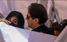 Imran Khan: जेल में बंद इमरान खान पर एक और मुसीबत, कोर्ट ने रिश्वत में पत्नी बुशरा को भी तलब किया