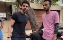 कार्तिक आर्यन का जबरा फैन, 1100 KM साइकिल चलाकर मुंबई मिलने पहुंचा, देखें वीडियो