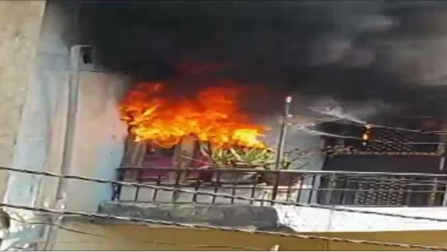 Noida: इनवर्टर की बैटरी फटने से फ्लैट में लगी आग, घरों से बाहर निकले आसपास के लोग