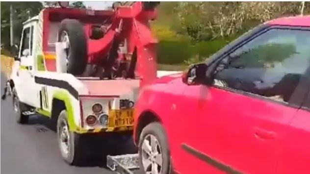 VIDEO: परिवार सहित कार को क्रेन से उठा ले गए पार्किंग कर्मी, वीडियो वायरल होने पर हरकत में आई नोएडा पुलिस