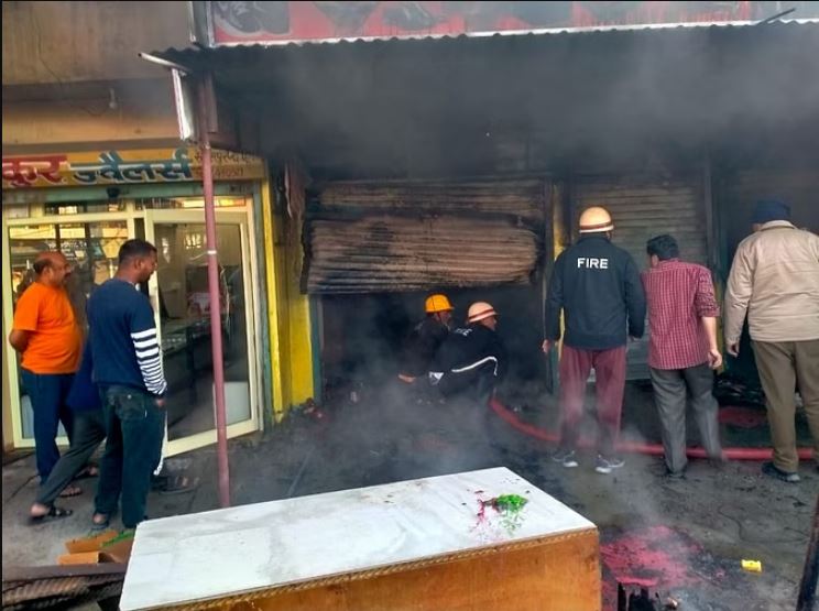 देहरादून के सहसपुर में जूते-चप्पल और गारमेंट्स की दुकान में लगी आग, 5 घंटे बाद पाया काबू