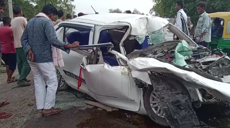 कानपुर में ओवरटेक करने में कार ट्रक से जा भिड़ी, तीन लोगों की मौत, दो गंभीर घायल