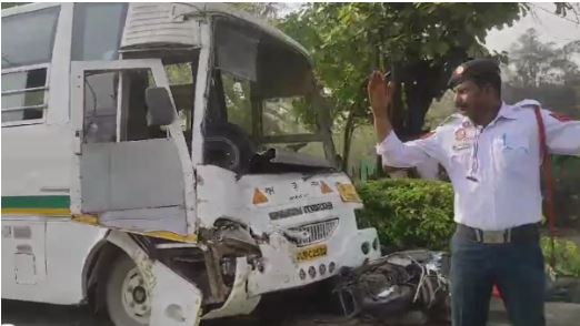 दिल्ली: स्कूल बस ने स्कूटी और ऑटो-रिक्शा को मारी टक्कर, एक व्यक्ति की मौत; तीन बच्चे सहित पांच घायल
