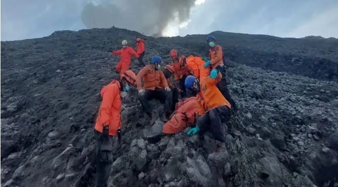 ऐसी सनक किस काम की, फोटो खिंचवाते वक्त 75 फुट गहरे ज्वालामुखी में गिरी महिला