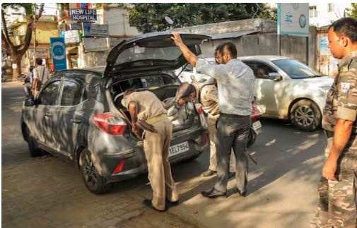 कर्नाटक में कार से मिली दो करोड़ नकदी, भाजपा नेता के खिलाफ FIR दर्ज