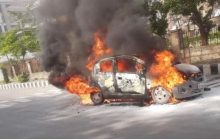 नोएडा में अचानक चलती कार में लगी आग, ड्राइवर ने कूद कर बचाई जान