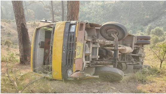 पिथौरागढ़ के बेरीनाग में स्कूल बस दुर्घटनाग्रस्त, 2 बच्चे घायल, पेड़ ने बचाया बड़ा हादसा