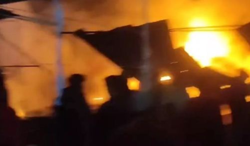 Delhi Fire: नरेला में जूता फैक्ट्री में लगी भीषण आग, दमकल की 30 गाड़ियों ने कड़ी मशक्कत के बाद पाया काबू