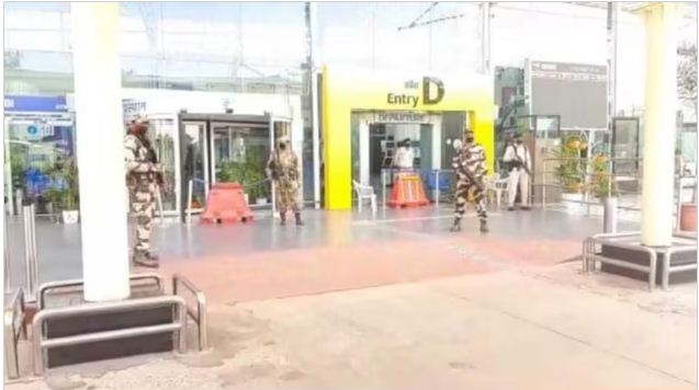 लखनऊ एयरपोर्ट को मिली बम से उड़ाने की धमकी, CISF और पुलिस का चेकिंग अभियान शुरू