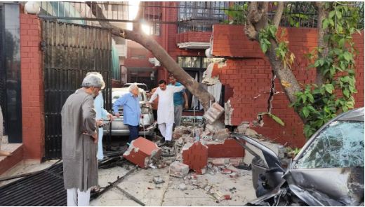 नोएडा: दीवार तोड़ कर घर में घुसी कार, हादसे में पांच लोग घाय
