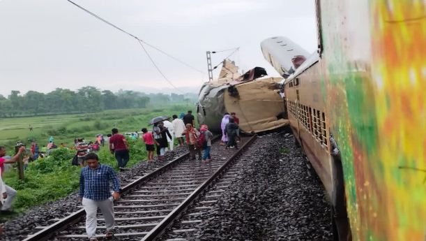 कंचनजंगा ट्रेन हादसा : 15 की मौत, 60 से अधिक घायल, रेस्क्यू ऑपरेशन जारी