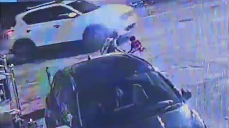 नोएडा में घर के सामने खेल रही थी डेढ़ साल की बच्ची, कार ने मां के सामने कुचल दिया
